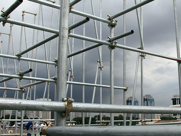 Sistema de andaime tubo roll montado em planta industrial — Token Locações Resende