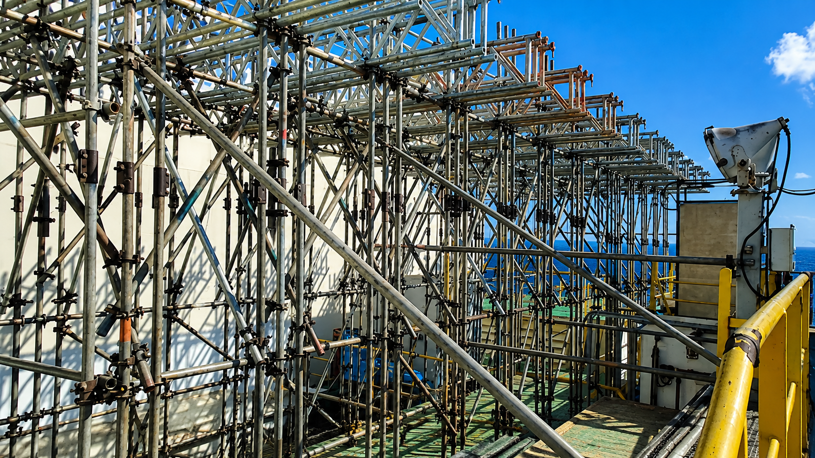 Andaime tubo roll montado em area industrial proximo a rede eletrica e subestacao