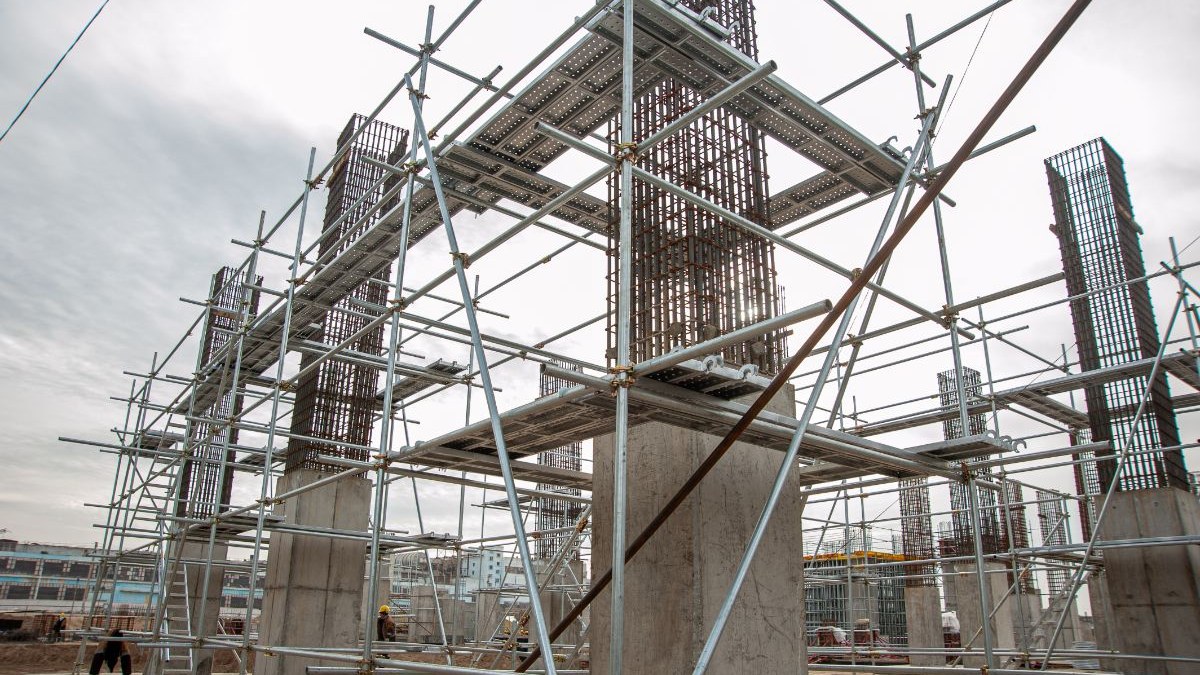 Andaime tubo roll em planta industrial de oleo e gas