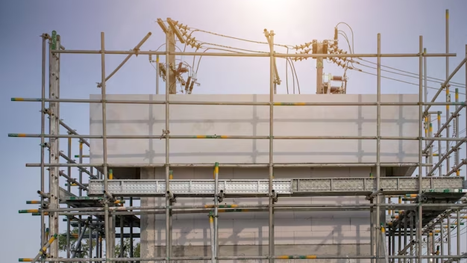 Estrutura de andaime tubo roll com bracadeiras envolvendo uma laje industrial, comparativo com torre movel e PTA