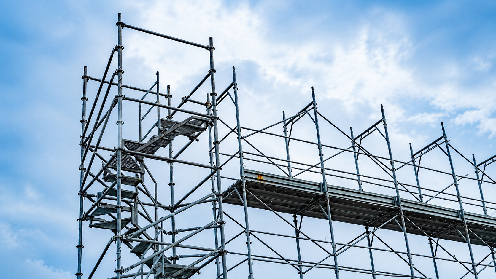 Torre de andaime tubo roll com escada interna e passarela suspensa montada em obra industrial, ilustrando prazo e logistica de montagem